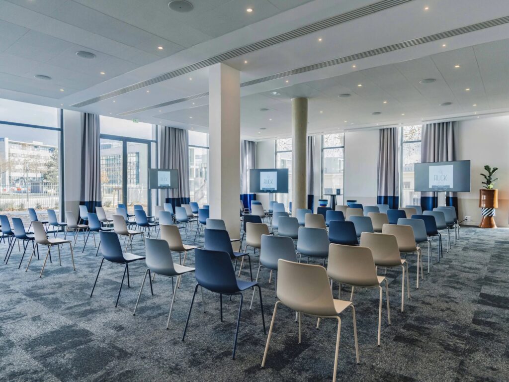 Espace de réunion équipé au The Ruck Hotel Lyon pour événement professionnel